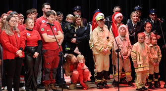 Kolęda w wykonaniu mieszkańców. Sławianie śpiewają „Wśród nocnej ciszy” [WIDEO]