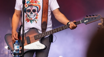 Wojciech Cugowski czy Łzy? Kto zagra na scenie pop-rock w Parku Herbergera?