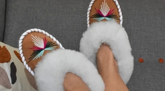 Zalety odzieży z owczej skóry – dlaczego warto sprzedawać sheep skin slippers w sklepie internetowym?