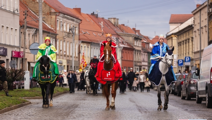Trzej Królowie na ulicach Wschowy. Święta Rodzina w karocy, setki mieszkańców w koronach [ZDJĘCIA]