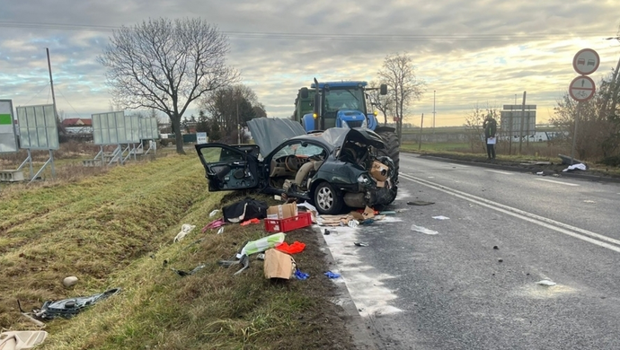 Wschowa. Zderzenie jaguara z ciągnikiem. Jedna osoba ranna [AKTUALIZACJA]