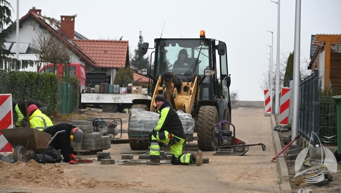 Kostka brukowa, kanalizacja i nowe zjazdy. Słonecznikowa i Chabrowa w przebudowie