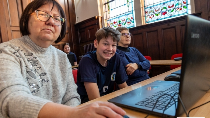 Seniorzy i młodzież razem przed komputerem. W „Staszicu” ruszyła „Szkoła Międzypokoleniowa”