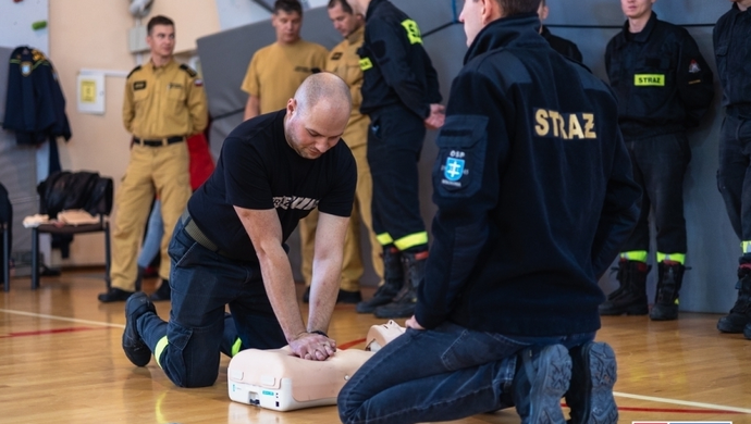 Przynieś karmę, odbierz lekcję pierwszej pomocy. OSP Wschowa łączy siły z Drużyną Bezdomniaków
