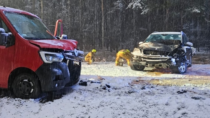 Zima znów zaskoczyła kierowców. Kolizja na trasie Ciosaniec 