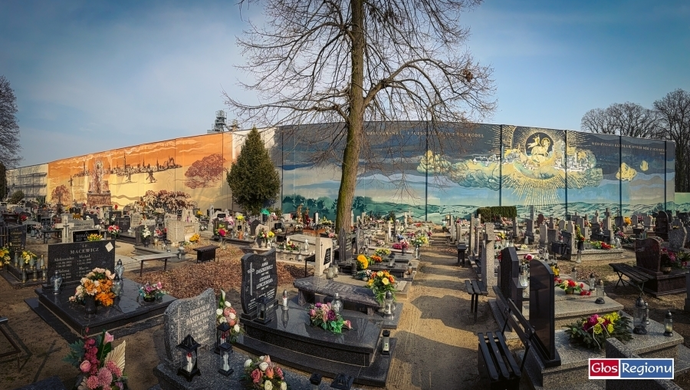 Na cmentarzu parafialnym we Wschowie malują tryptyk. Druga część już gotowa
