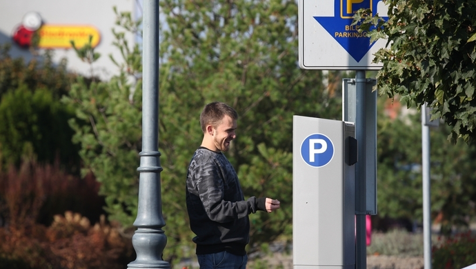 Sława przywraca strefę płatnego parkowania