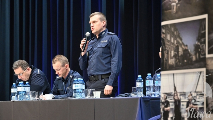 Policjanci edukowali seniorów w Kinie Żeglarz