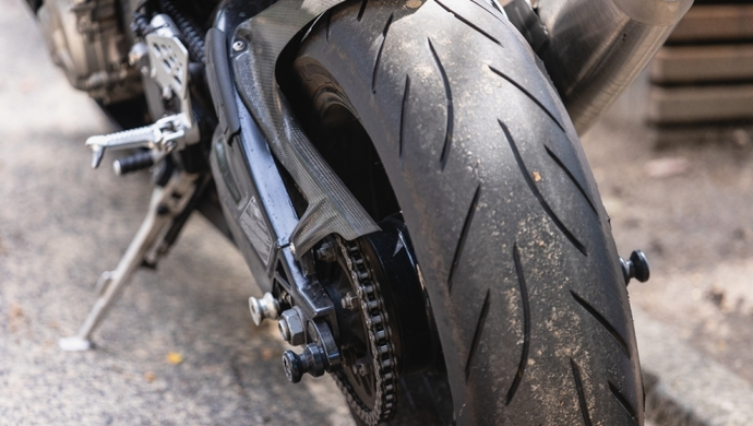 Wypadek pod Osową Sienią. 15-latkowie na motocyklu uderzyli w znak