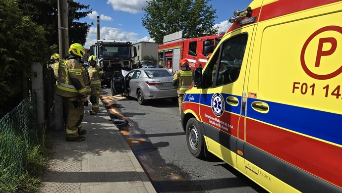 Czołówka na ul. Henryka Pobożnego w Sławie. Toyota wjechała pod ciężarówkę [FOTO]