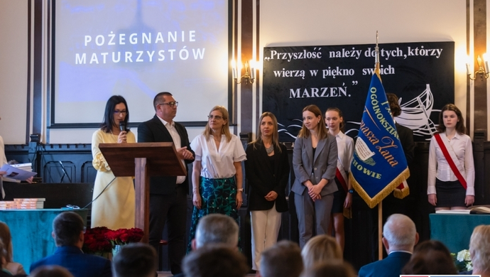 Maturzyści z „Zana” pożegnali szkołę. Były wzruszenia, wyróżnienia i podziękowania [ZDJĘCIA]