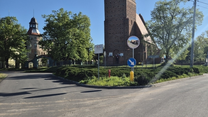 Bezpieczniej na drogach gminnych. Nowe elementy chronią pieszych i kierowców