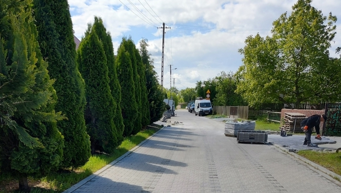 Kostka brukowa zastąpi kruszywo. Trwa przebudowa zjazdów w Małych Drzewcach