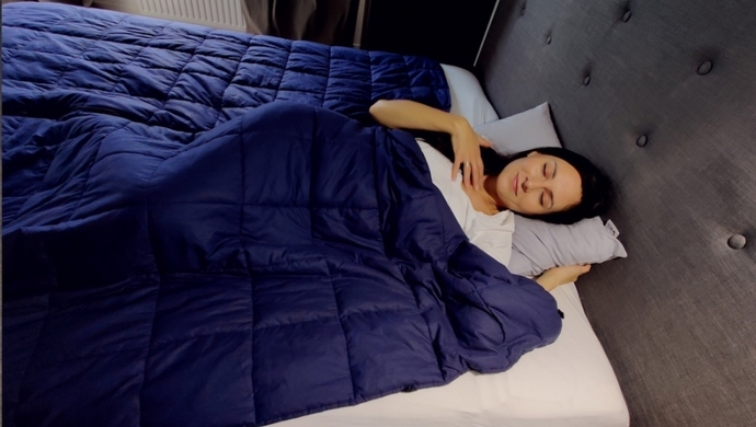 Kołdra obciążeniowa – sposób na lepszy sen i codzienny spokój