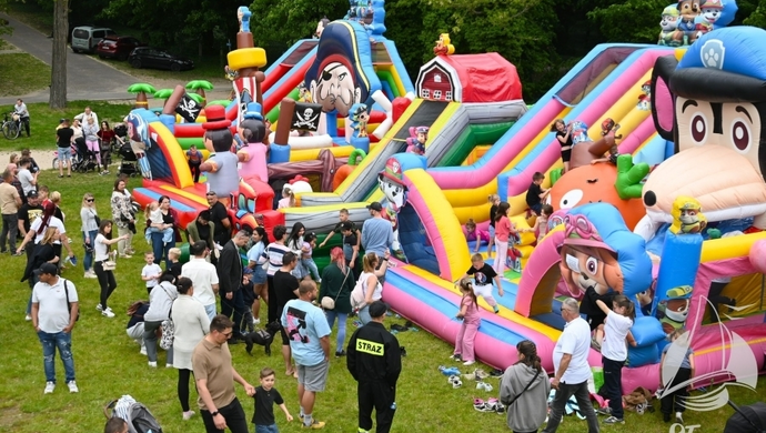 Rodzinny Piknik na sławskiej plaży. Mieszkańcy świętowali Dzień Mamy i Dziecka