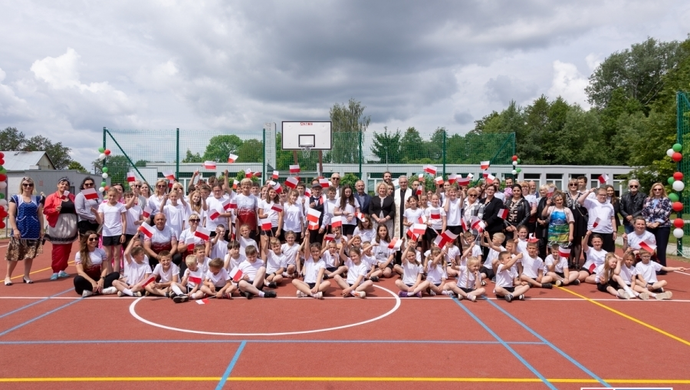 Nowe boisko w Starych Drzewcach oddane do użytku. Marzenia społeczności szkolnej się spełniły