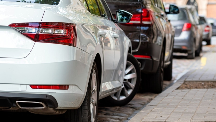 Samochody z funkcją automatycznego parkowania – przegląd modeli, które faktycznie „parkują same”