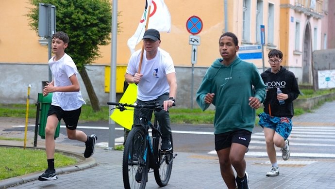 Pogoda nie przeszkodziła w świętowaniu. XIX Masowy Bieg Uliczny w „Jedynce”
