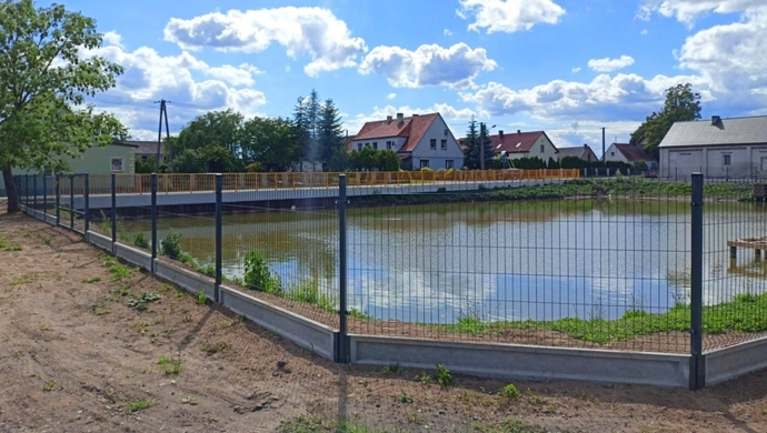 Wymienili ogrodzenie nad stawem w Zamysłowie. Firma z Konradowa zakończyła prace