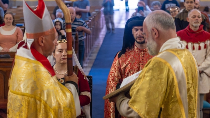Powiedzieli sobie „tak” po 660 latach. Średniowieczny ślub w kościele farnym [WIDEO]