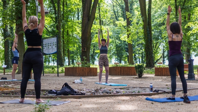 Pilates pod chmurką przez całe wakacje. Na zajęcia zapraszają Aneta Małucka i Aktywna Wschowa