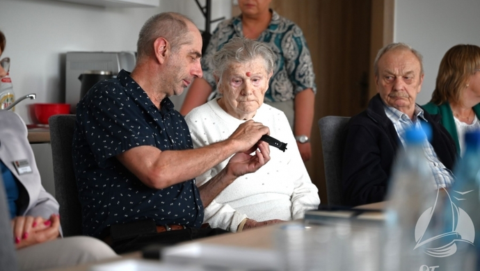 Seniorzy ze Sławy otrzymali opaski bezpieczeństwa