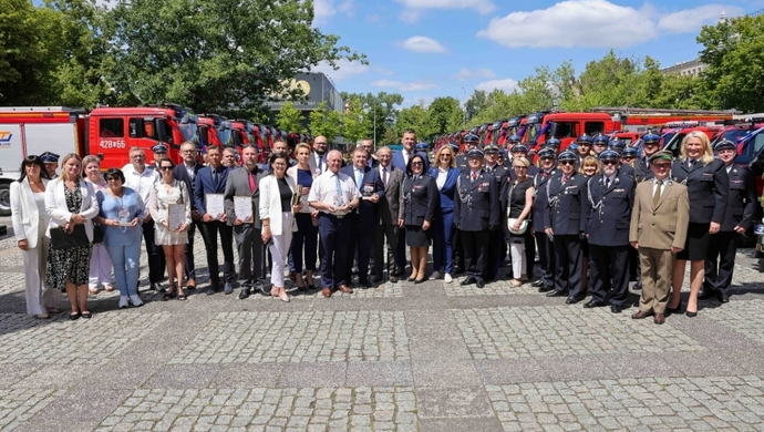 Powiat wschowski wzbogacił się o dwa nowe wozy strażackie