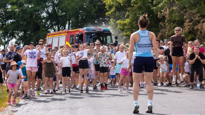 XIV Bieg Orła w Osowej Sieni zgromadził 380 uczestników. Teraz mieszkańcy bawią się na festynie [ZDJĘCIA]