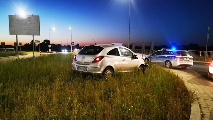 Pijana uderzyła w znak na rondzie w Górze. 32-latka wydmuchała ponad 2 promile