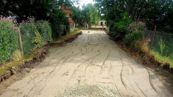 Trwa utwardzanie terenu działki w Zamysłowie