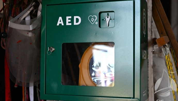 Defibrylator przy jeziorze. LKŻ Sława zakupił sprzęt ratujący życie