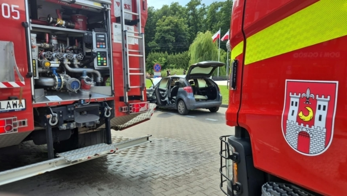 Pożar auta w centrum Sławy. Pierwsi na pomoc ruszyli świadkowie