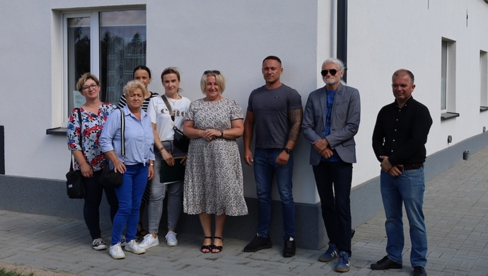 Zakończono remont świetlicy w Starych Drzewcach. Budynek zyskał nowy dach i elewację [FOTO]