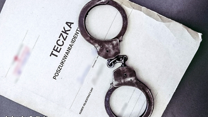 Ukrywał się w stodole w stogu siana. 40-latek zatrzymany przez kryminalnych