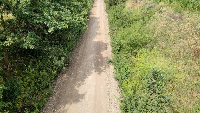 Powstaje ścieżka rowerowa na trasie dawnej kolei. Wykonawca układa już podbudowę