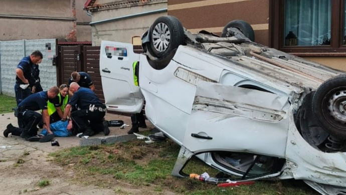 Szalony pościg na S5 zakończony dachowaniem w Czerninie. 43-latek groził policjantom zapalniczką