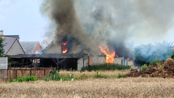 Płonęła stodoła z maszynami rolniczymi i słomą. Duża akcja straży w Krzepielowie [FOTO]