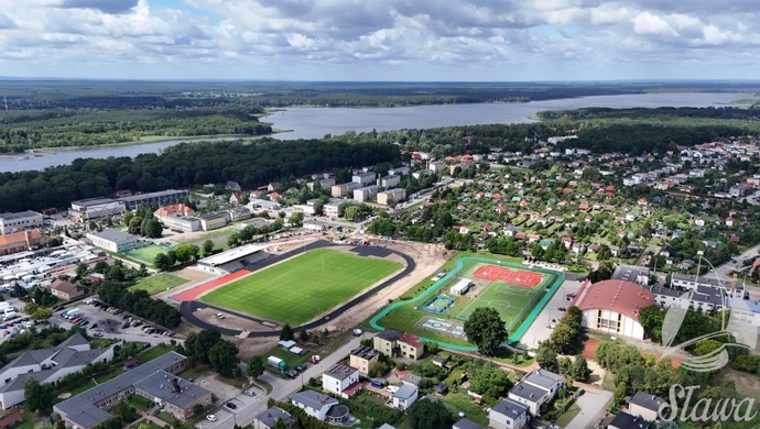 Stadion w Sławie nabiera ostatecznych kształtów. Układają kostkę i wykańczają wnętrza