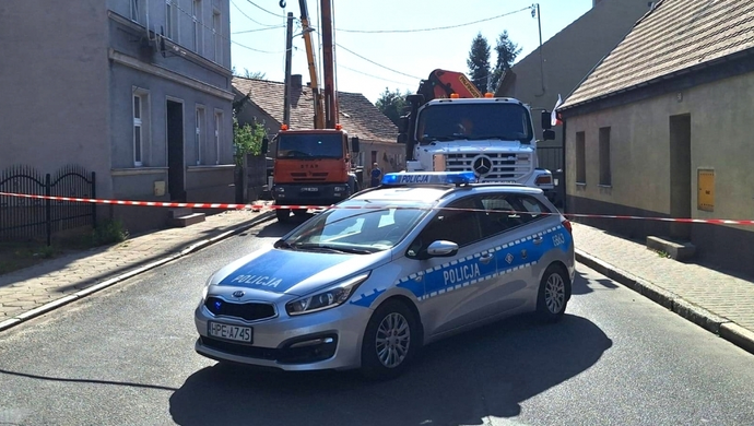 Utrudnienia na ul. Księdza Kostki nawet do południa. Samochód uderzył w słup energetyczny