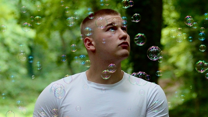 19-latek ze Wschowy wydał nową piosenkę. Posłuchaj Smon – „Tlen”