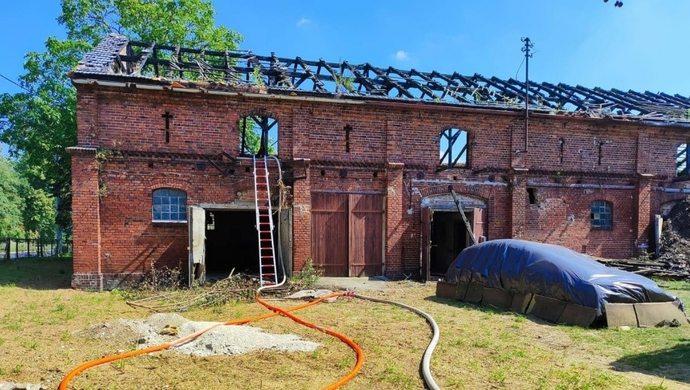 Strażacy w akcji przy Obrońców Warszawy. Płonął opuszczony budynek