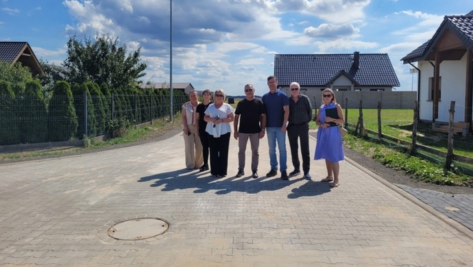 Kostka betonowa zastąpiła kruszywo. Mieszkańcy Goli mają nową drogę