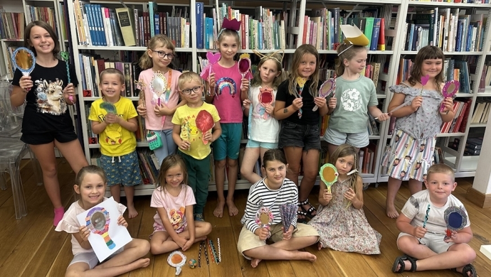 Baśniowy świat ożył we wschowskiej bibliotece. Dzieci stworzyły magiczne rekwizyty