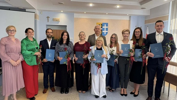 Ośmioro nauczycieli z powiatu wschowskiego awansowało. Starosta wręczył akty mianowania