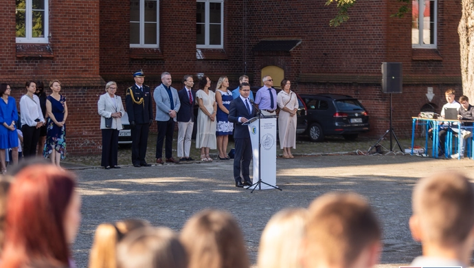 Rok szkolny rozpoczęty. W „Staszicu” do szkolnych ławek wróciło blisko 700 uczniów [ZDJĘCIA]