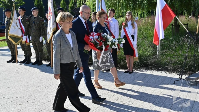 Sława upamiętniła 86. rocznicę wybuchu II wojny światowej. Delegacje złożyły kwiaty pod pomnikiem