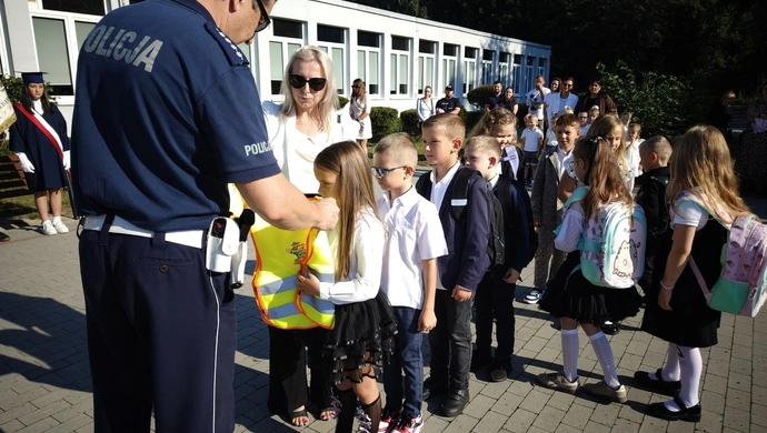 Kamizelki dla pierwszaków, pogadanki i patrole przy szkołach. Tak policja dba o uczniów w powiecie