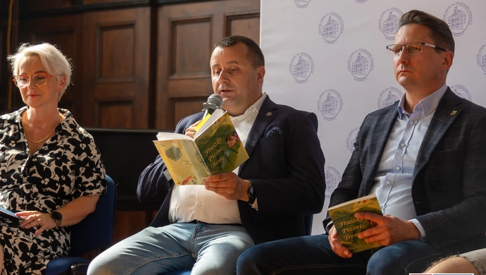 Narodowe Czytanie w „Staszicu”. Wicestarosta wraz z uczniami i nauczycielami czytał dzieła Kochanowskiego