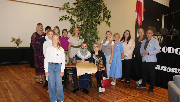 Narodowe Czytanie w Szlichtyngowej. Elżbieta Romanowska czytała Kochanowskiego z mieszkańcami