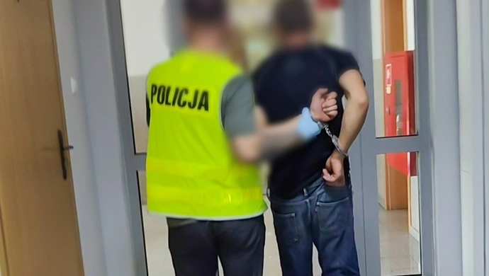 Złodziej z dożywotnim zakazem w wersalce. Auto porzucił zakopane w polu